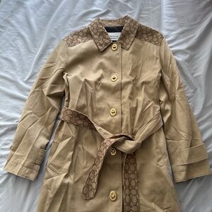 Women’s medium Coach “The Trench” signature turn lock trench coat classic khaki.